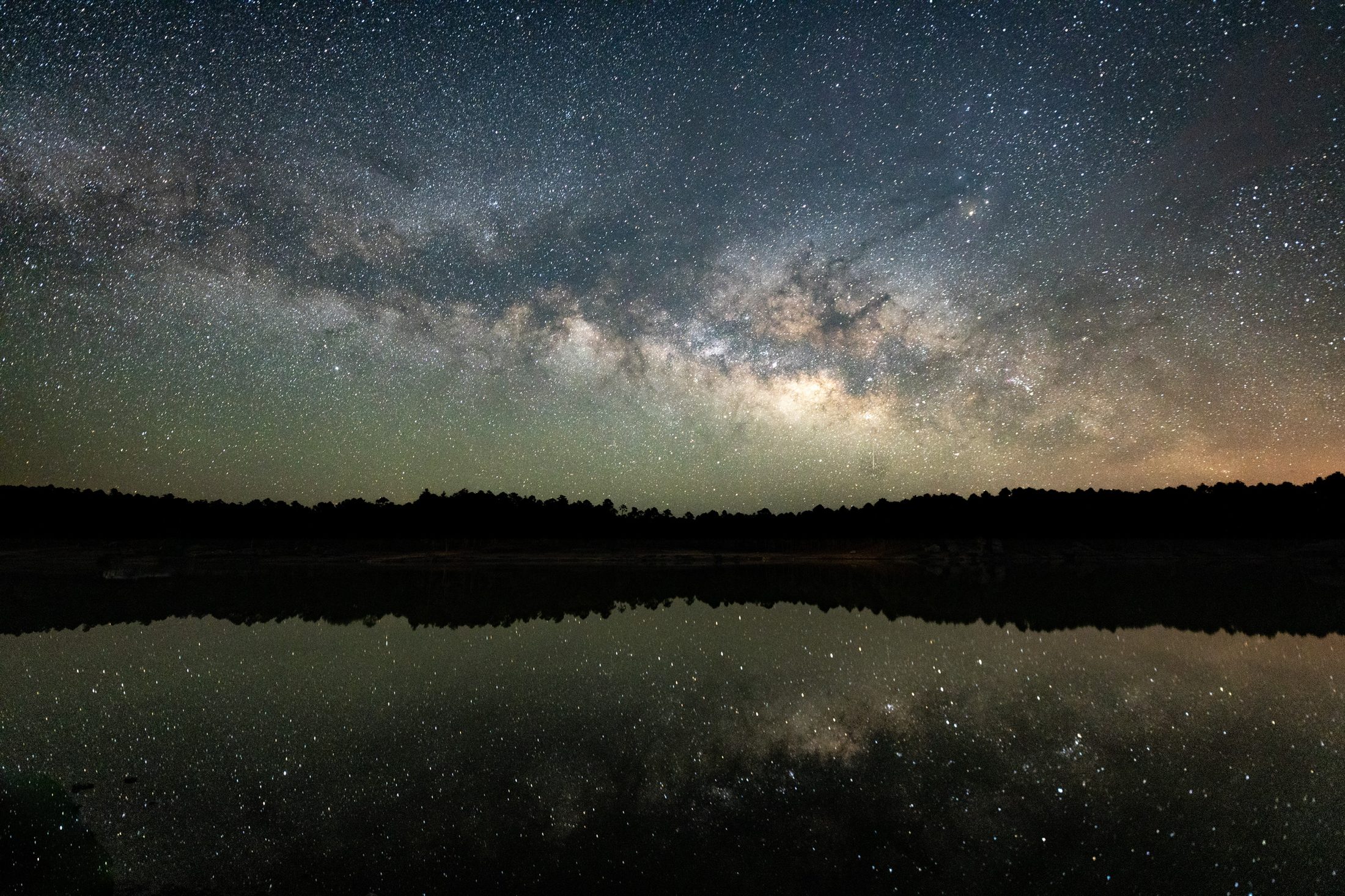 Vía láctea reflejada en lago