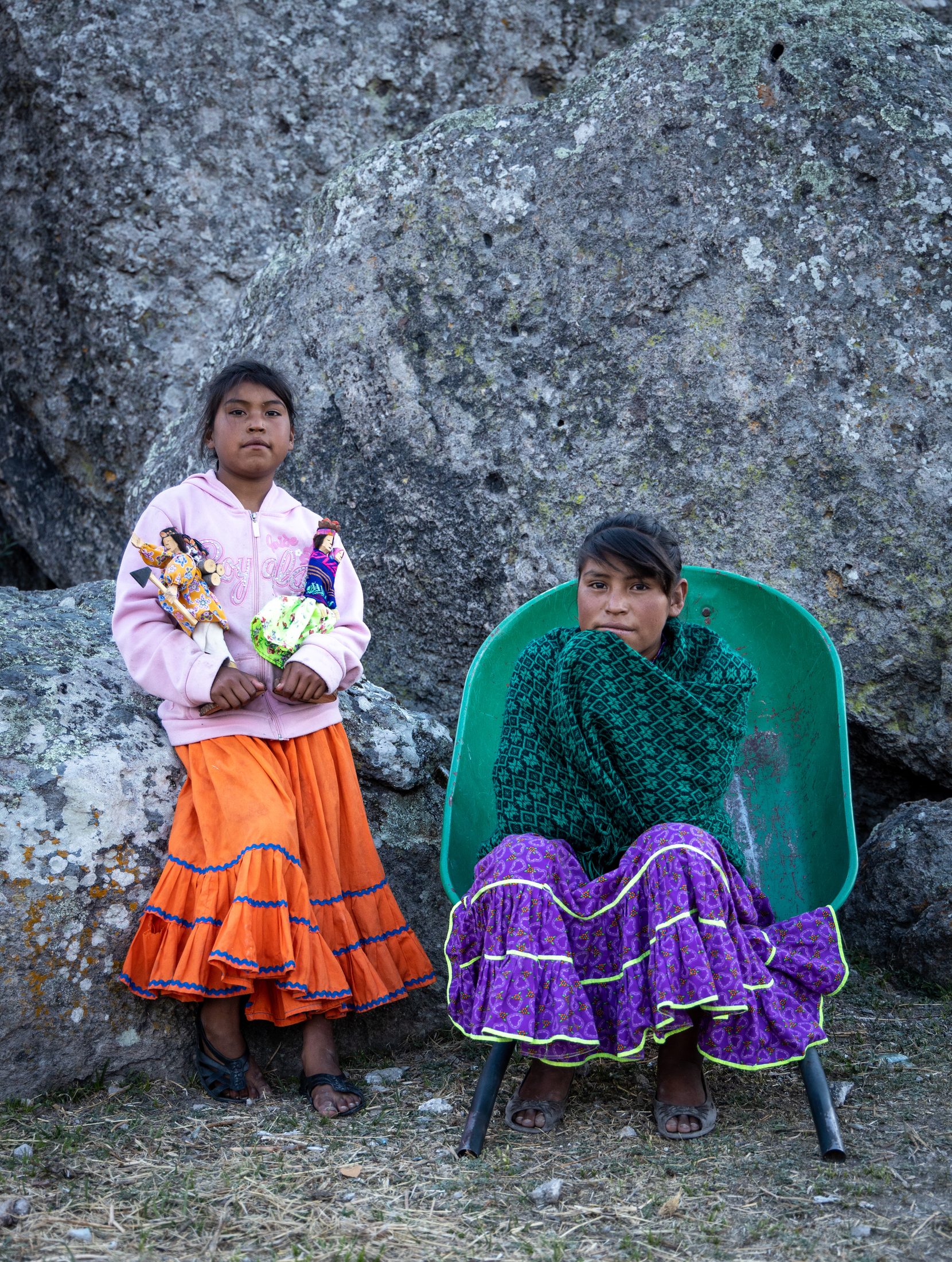Dos niñas, naranja y morado