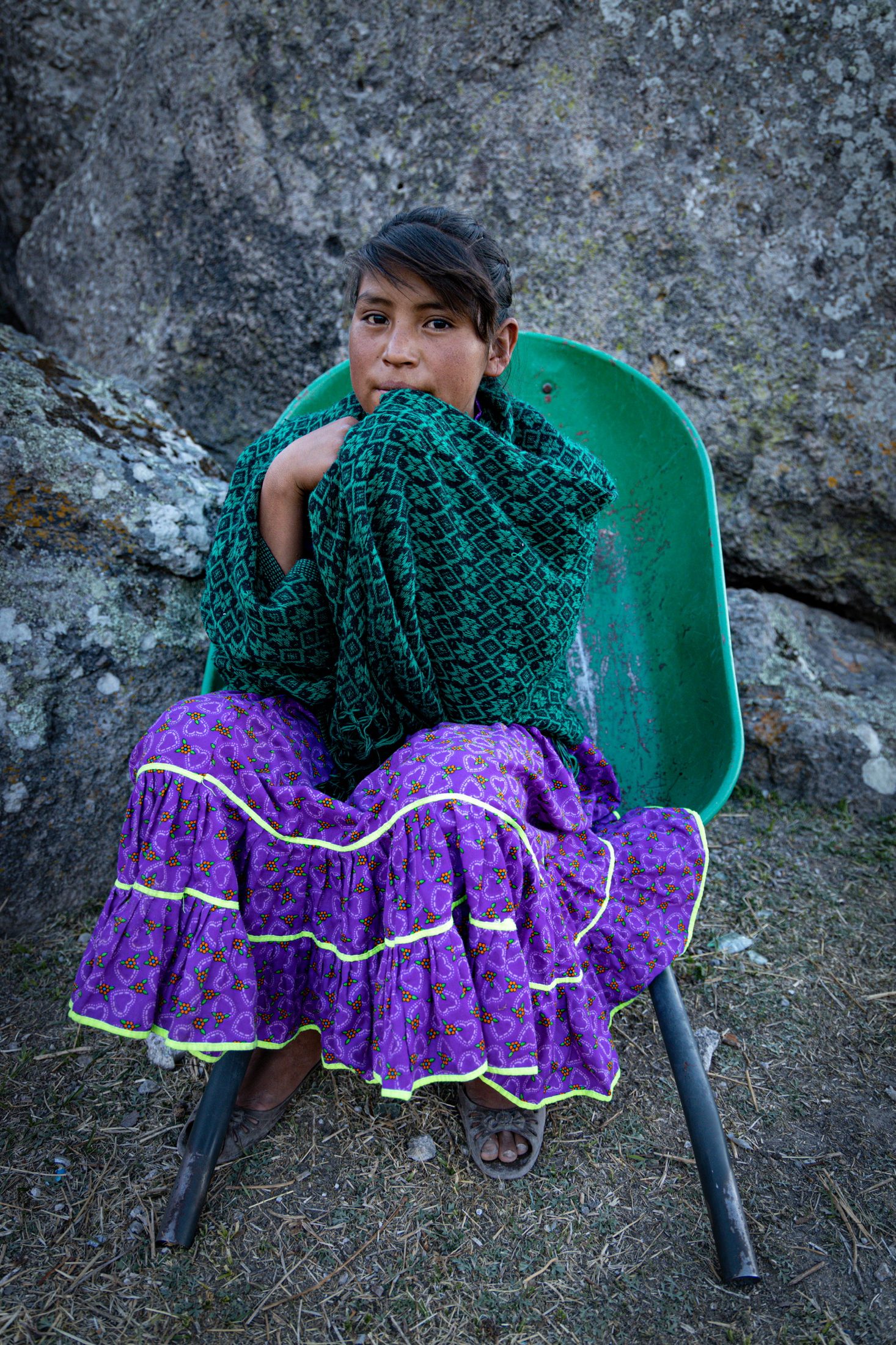 Niña en silla verde con rebozo